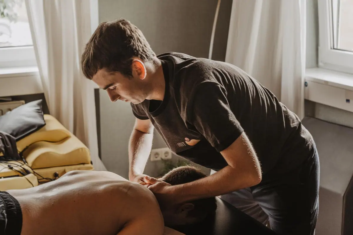 Physiotherapeut bei der Behandlung