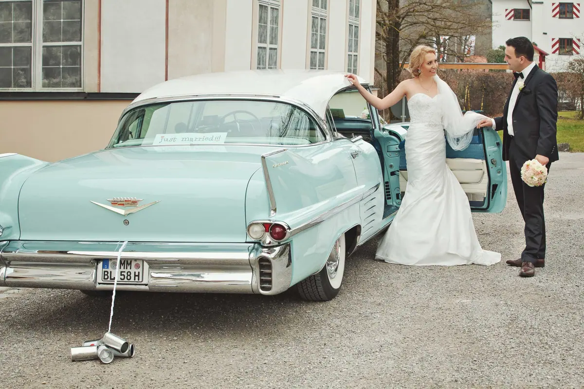 Braut am tuerkisen Oldtimer