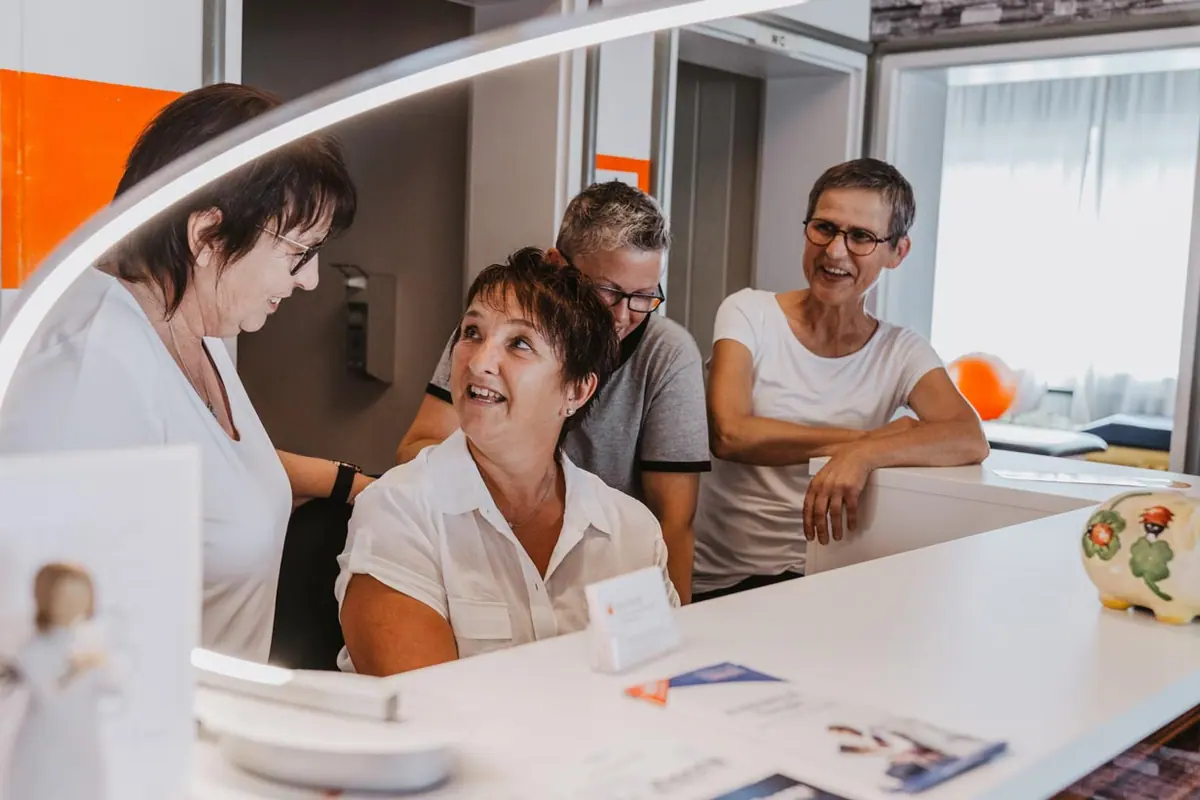 Team einer Praxis am Empfangstresen